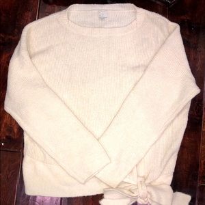 Sweater color cream.